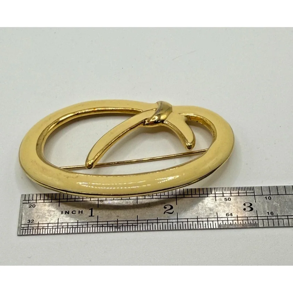 Brooch Cream Enamel and Gold Tone Oval Design